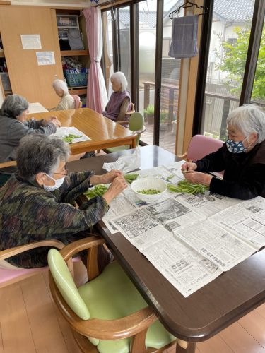 有料老人ホーム 日中の過ごし方
食事のお手伝い 楽しく会話しながらできることをやっています。　