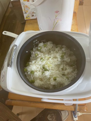 有料老人ホーム 日中の過ごし方
みんなで楽しく手伝った豆ごはん、美味しそう♪