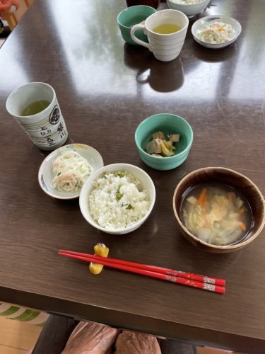 有料老人ホーム 日中の過ごし方
みんなで食事の手伝いをしてできたごはん、いただきま～す♪