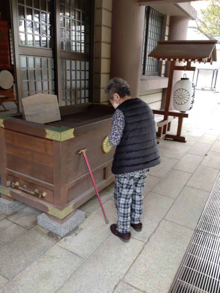 安房神社へお参り　デイサービス・有料老人ホームの利用者さんとお花見小旅行