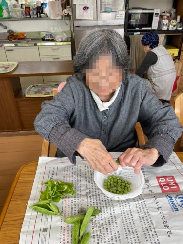 有料老人ホーム 日中の過ごし方
食事のお手伝い やれることは楽しみながら参加します。