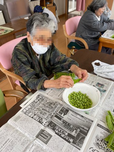 有料老人ホーム 日中の過ごし方
食事のお手伝い できることは楽しみながら参加します。